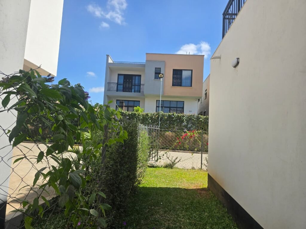 4 bedroom villa overlooking Nairobi National Park with game park views