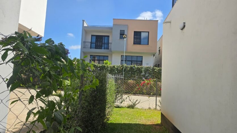 4 bedroom villa overlooking Nairobi National Park with game park views