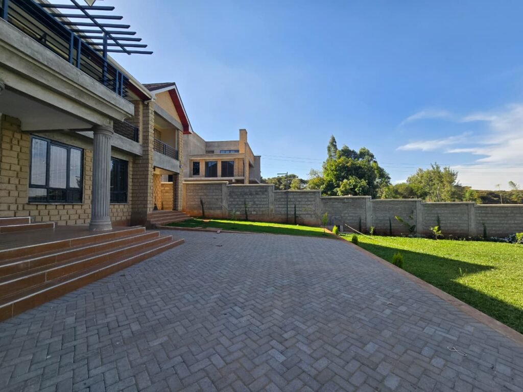 5 bedroom house in Kerarapon with manicured garden
