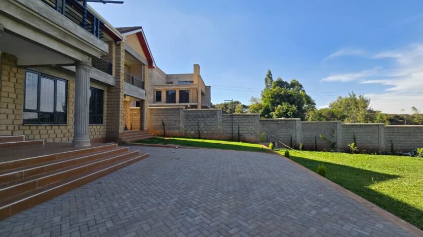 5 bedroom house in Kerarapon with manicured garden