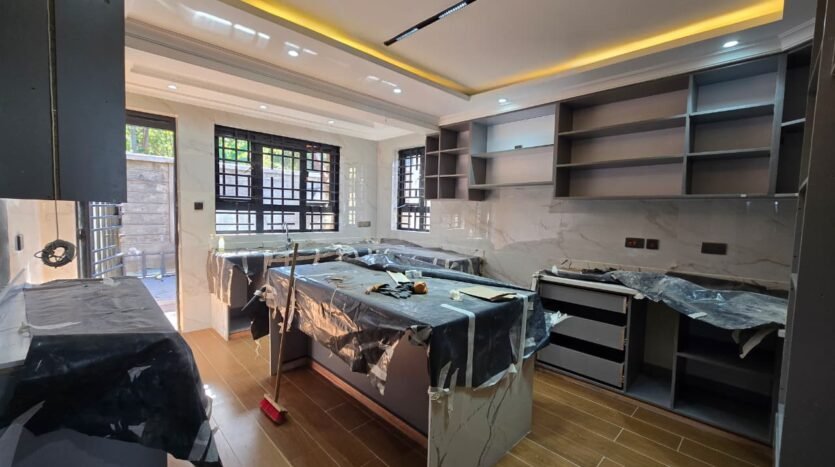 5 bedroom house in Kerarapon with manicured garden